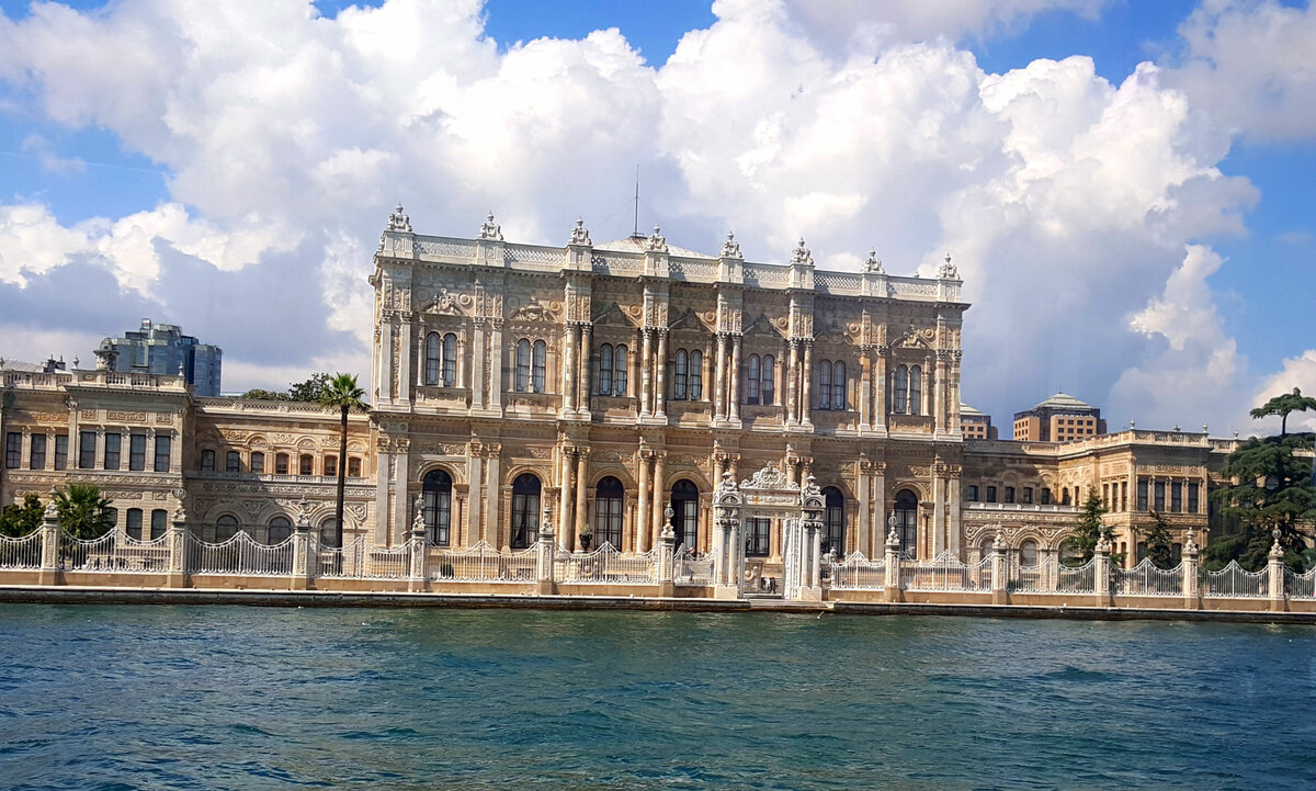 Дворец долмабахче: история и описание роскошной резиденции турецких султанов