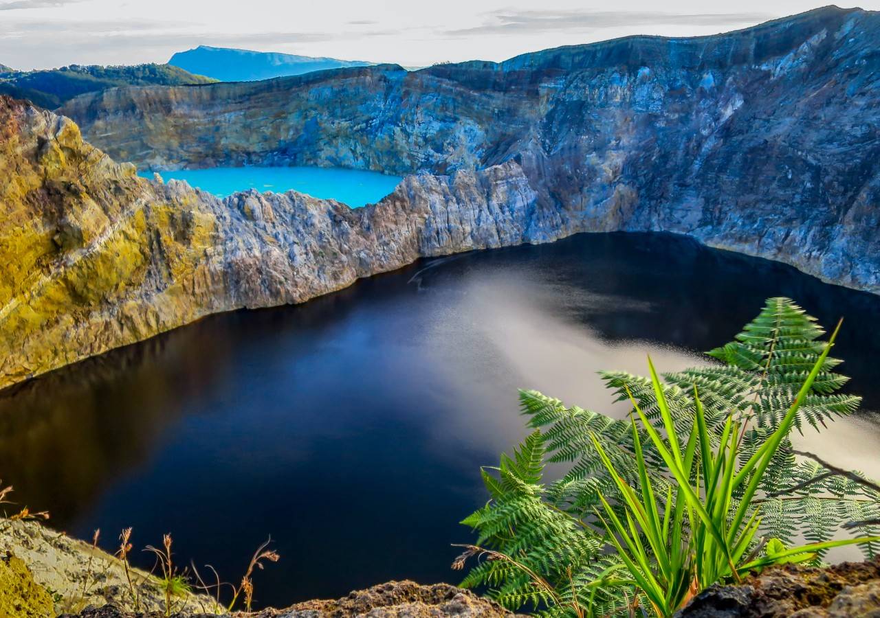 Келимуту — разноцветные озера острова флорес. индонезия