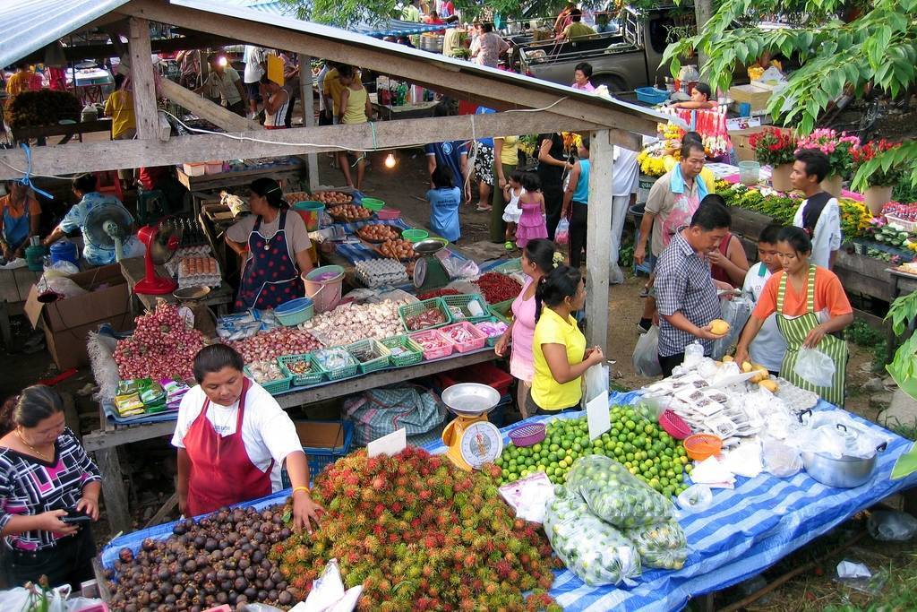 6 ночных рынков бангкока, чтобы насладиться поздними покупками