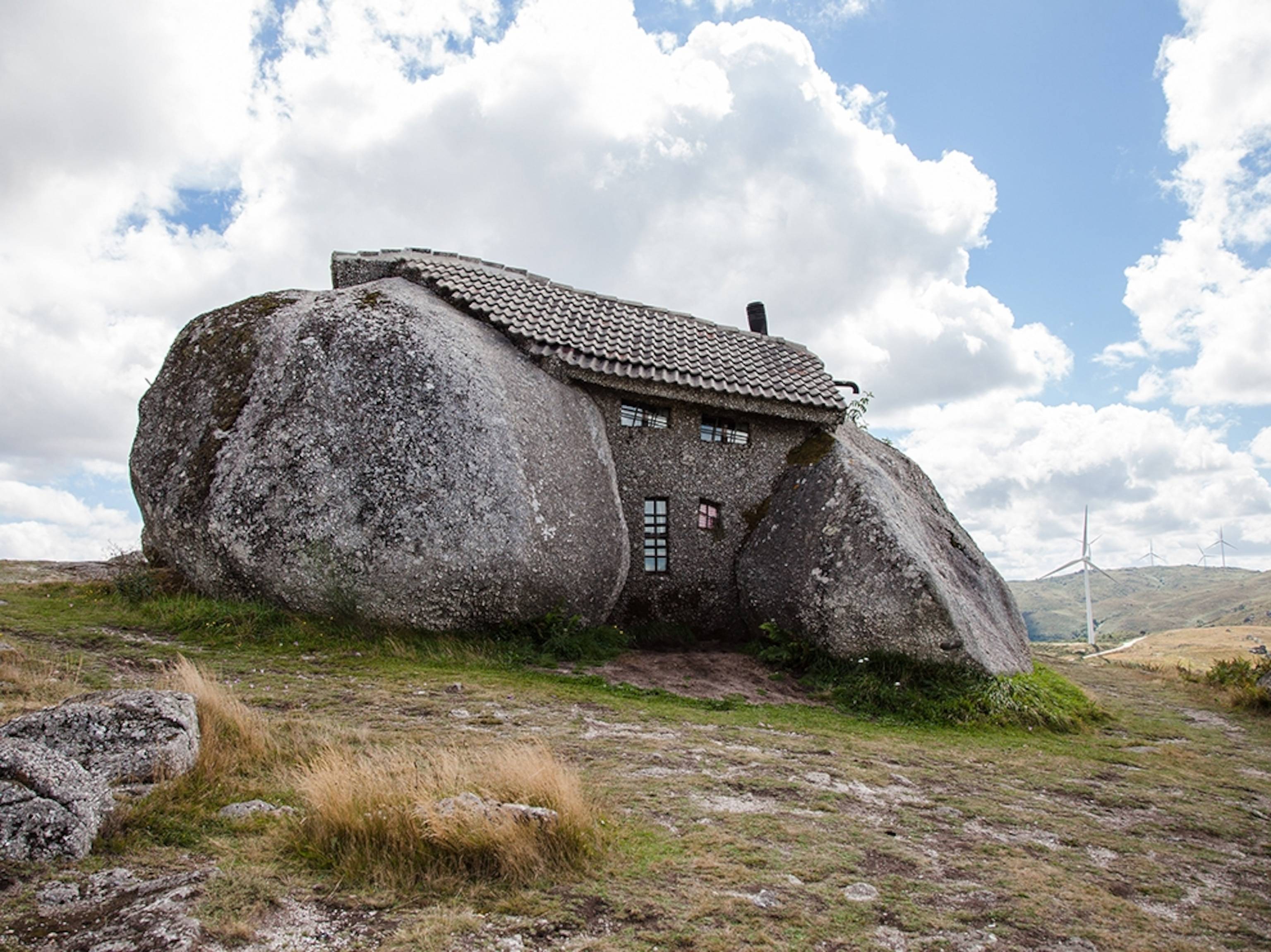 Дом-камень в португалии. почти как у флинстоунов