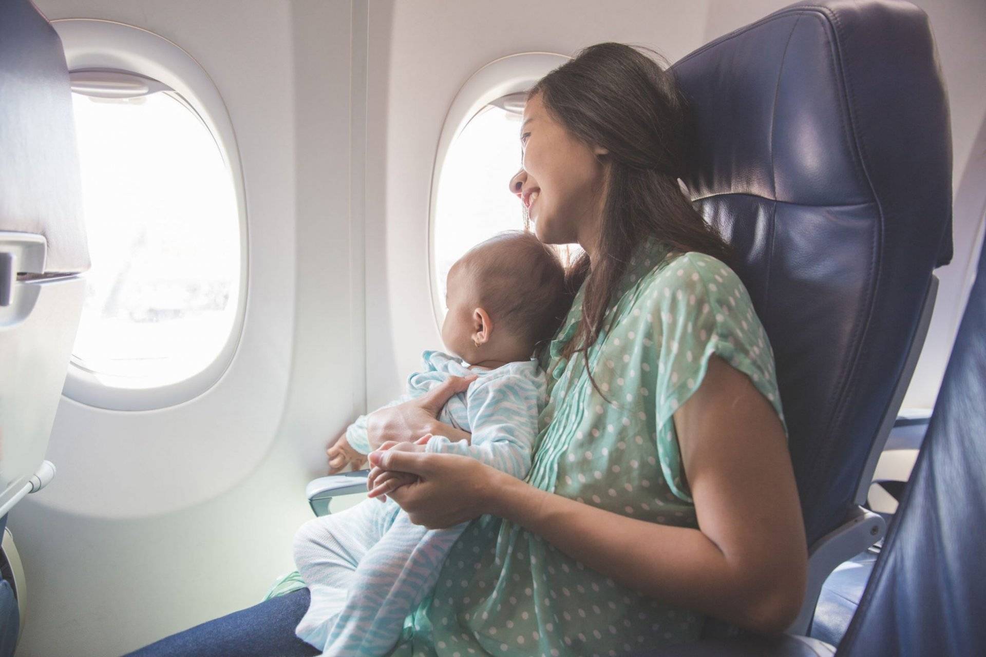 Со скольки лет может ребенок лететь один в самолете