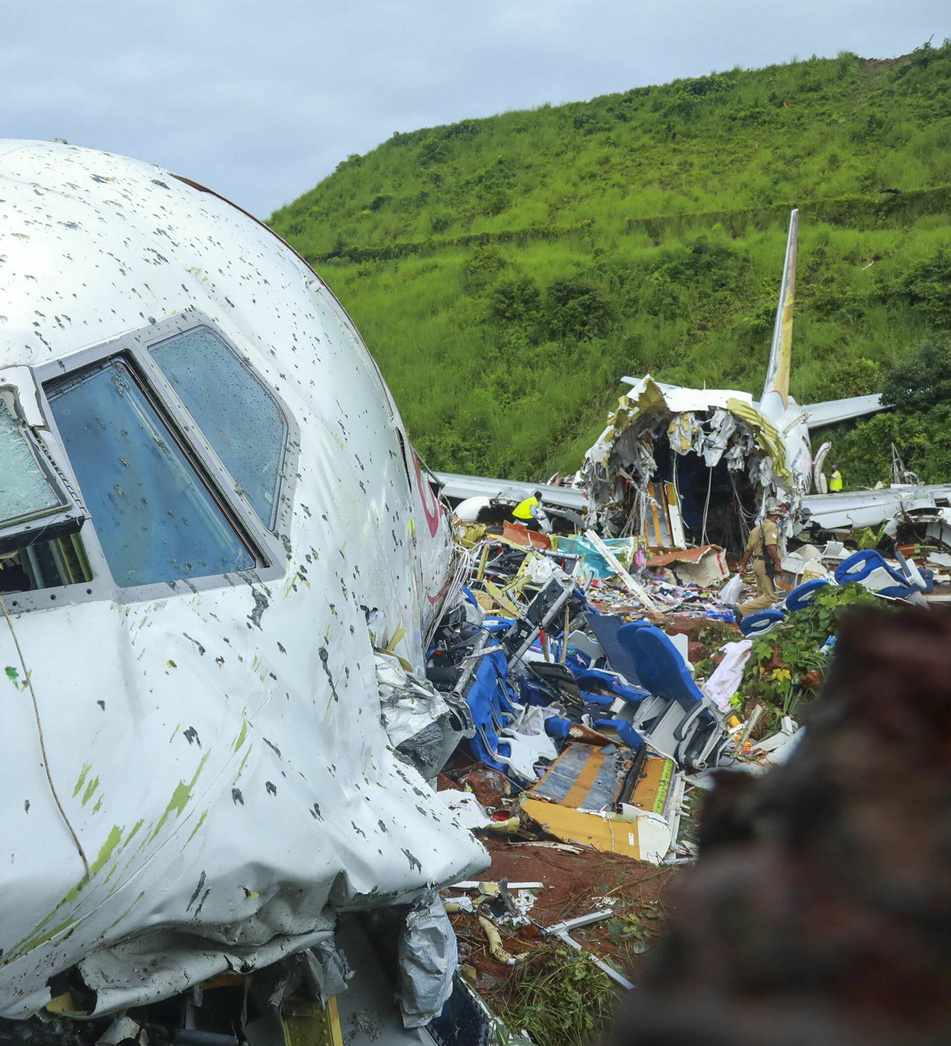 Самолет потерпел крушение на острове. Боинг 747 крушение АИР Индия. Боинг 747 авиакатастрофа.