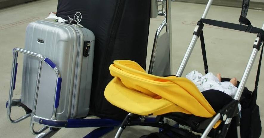 Как перевозить детскую коляску в самолете - правила авиакомпаний