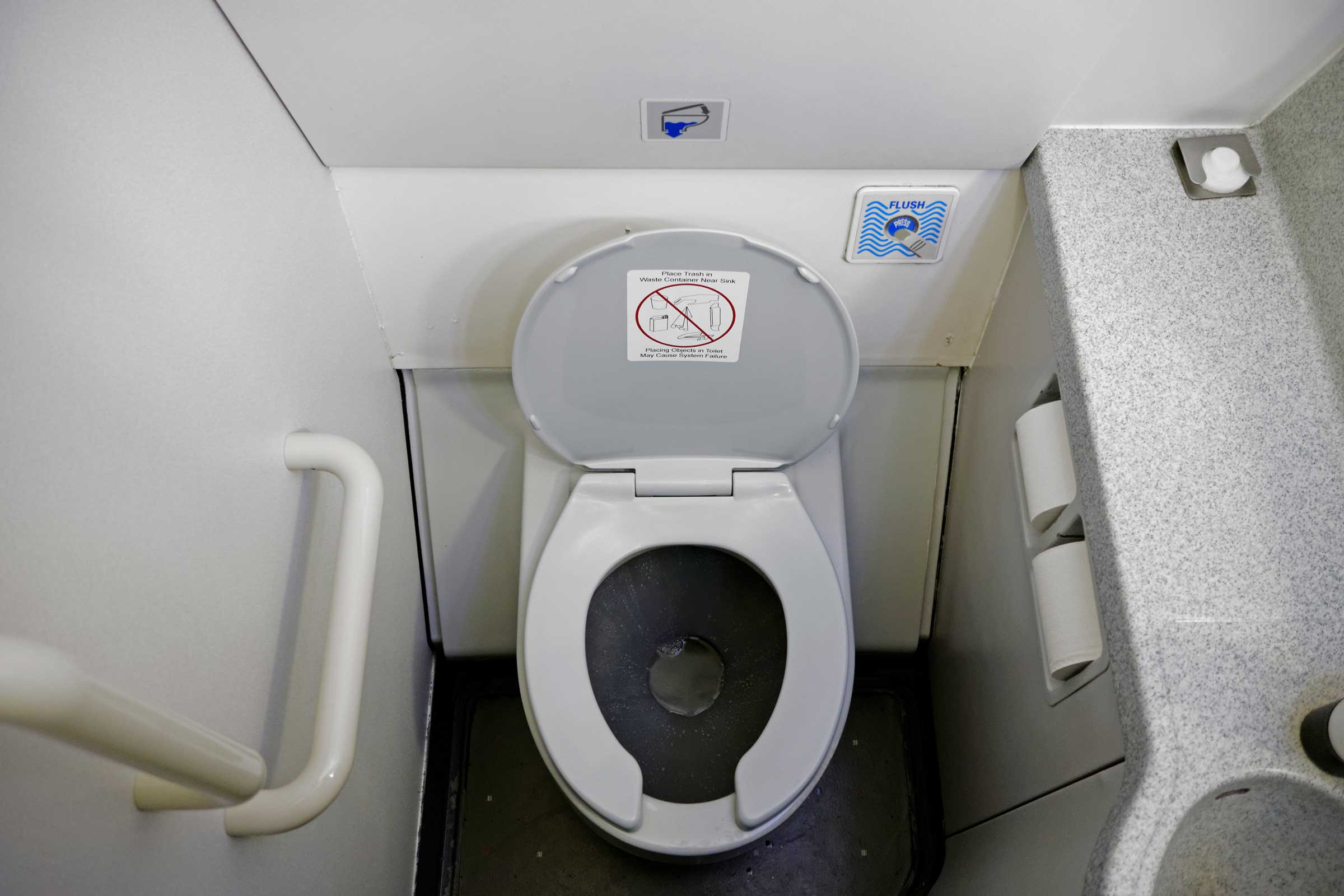 Как устроен туалет в самолете