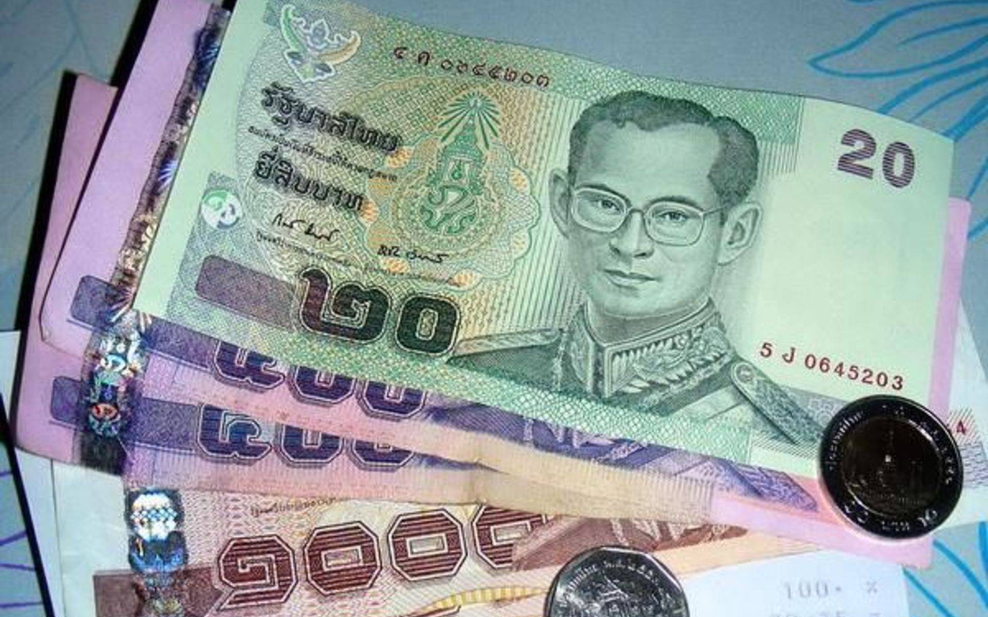 Деньги в бангкоке. Бат денежная единица Таиланда. Бат Тайланд купюра. Валюта Тайланда 100 бат. Тайские баты купюры.
