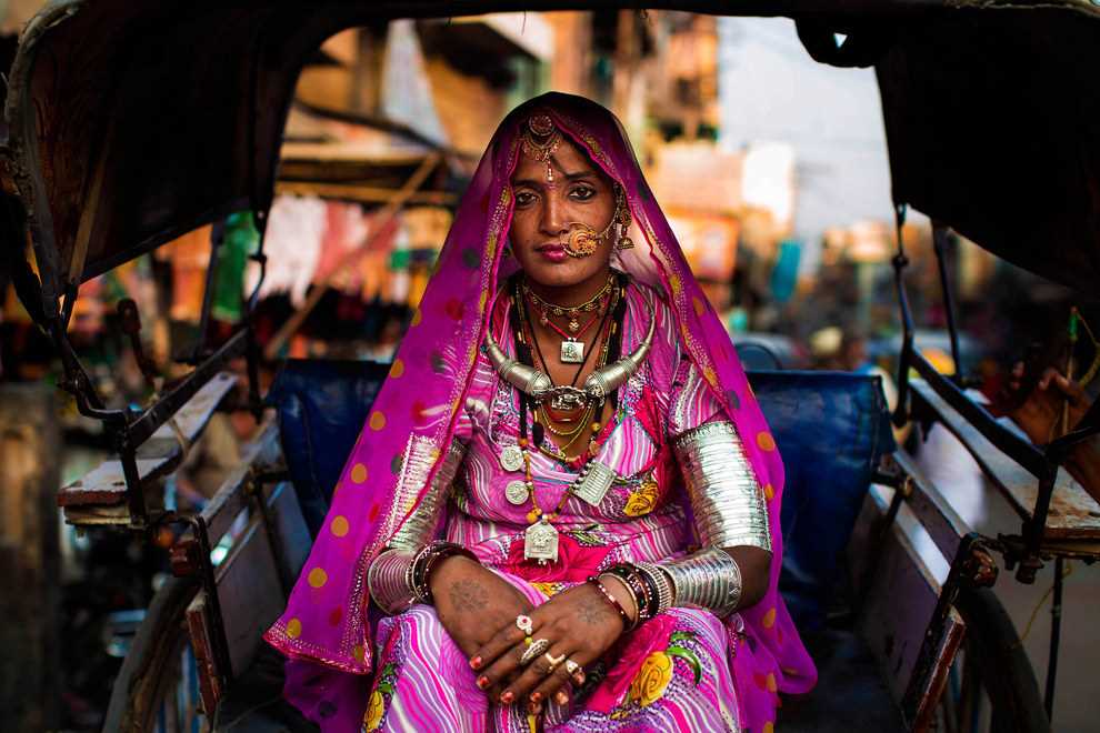 «гулаби ганг»: зачем индийские женщины надевают розовые сари и учатся владеть боевым посохом