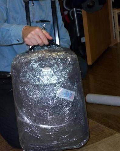 Упаковка багажа — как правильно упаковать чемодан и сумку пленкой в аэропорту или в домашних условиях