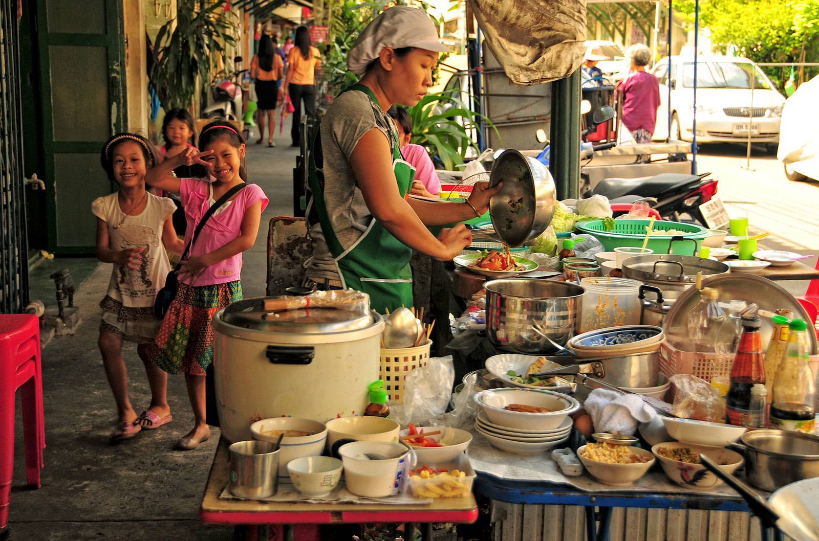 Едем в бангкок. Макашницы в Тайланде. Стрит фуд Тайланд. Бангкок макашницы. Бангкок уличная еда макашницы.