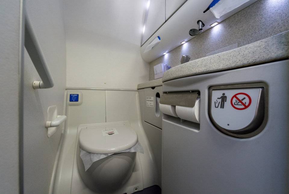 Туалетные комнаты в самолетах: как работают и устроены