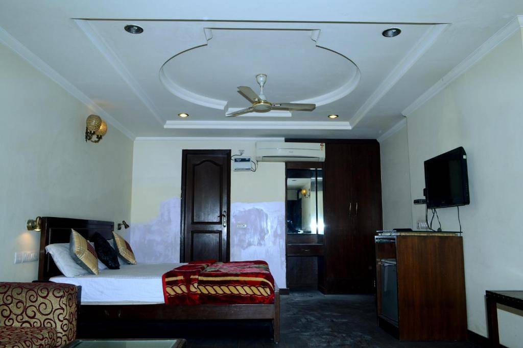 Hotel shanti palace  new delhi, india