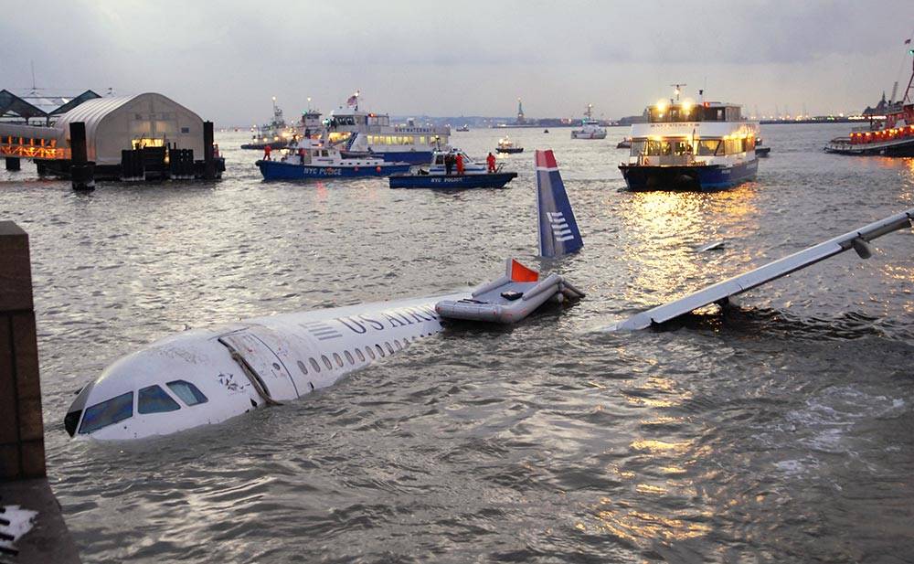 В каких случаях сажают пассажирский самолет на воду и что происходит после посадки