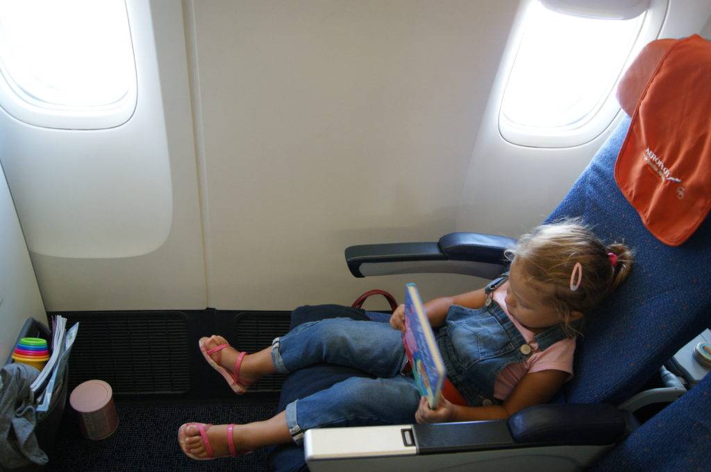 Сопровождение детей в самолете без родителей: обзор условий авиакомпаний россии