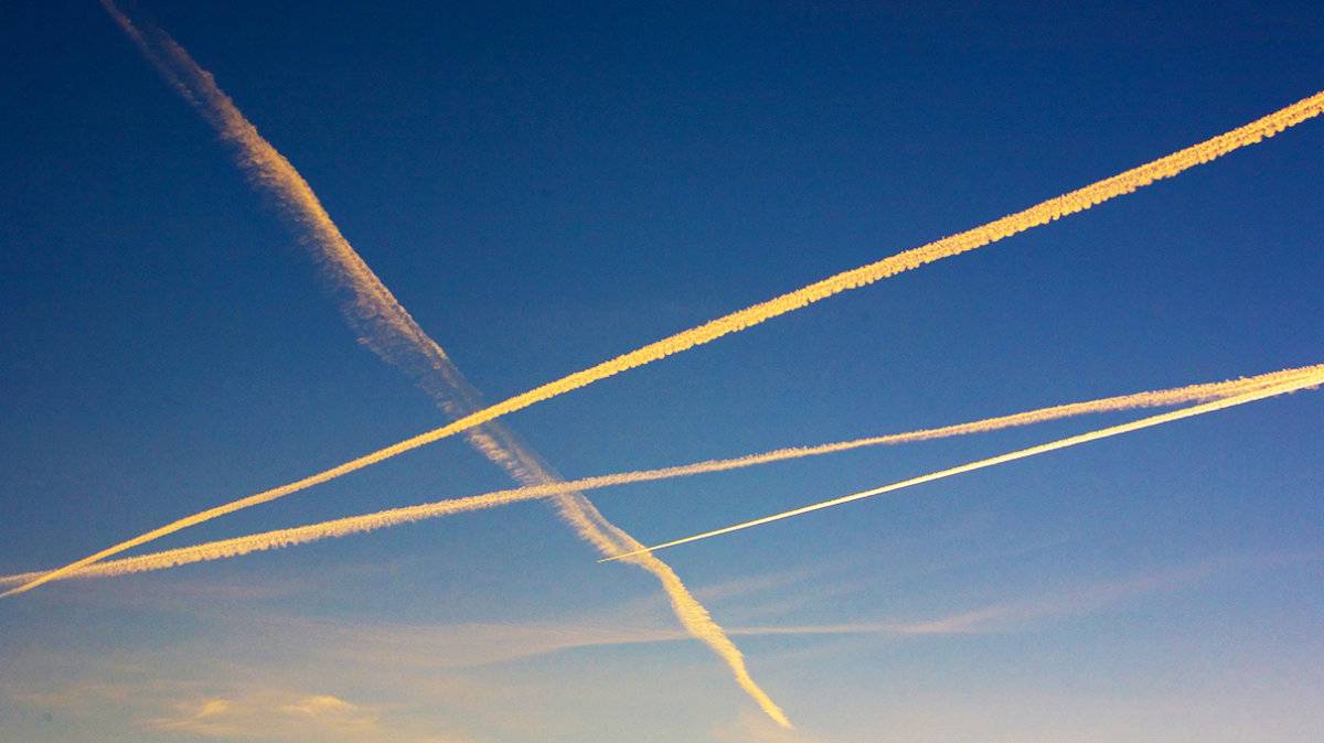 Что и зачем распыляют самолеты в небе: почему люди верят в химтрейлы