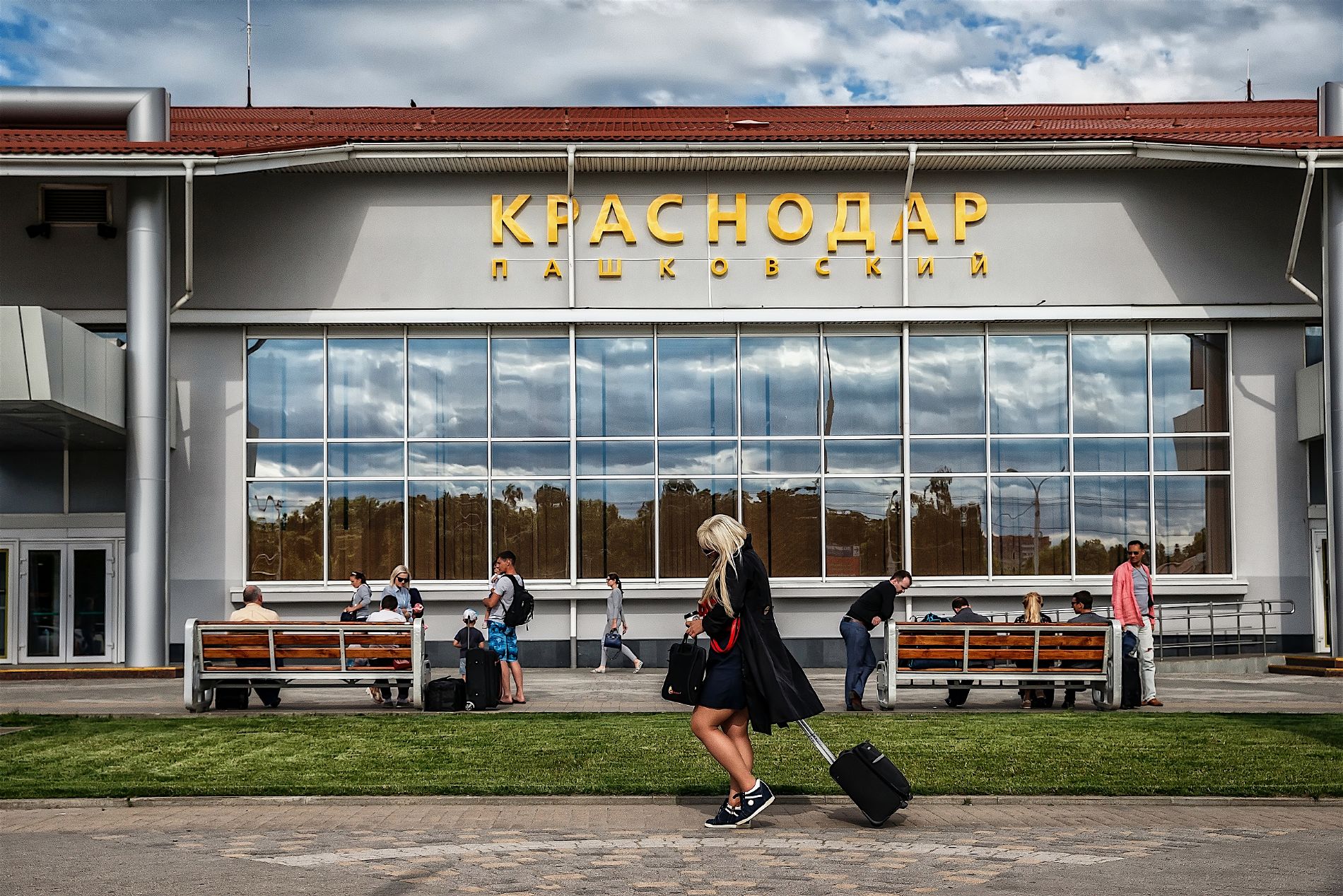 Аэропорт краснодара пашковский: какие есть международные рейсы, как называется, а также адрес krr, телефон справочной и авиакасс, фото бизнес-зала и иных помещений