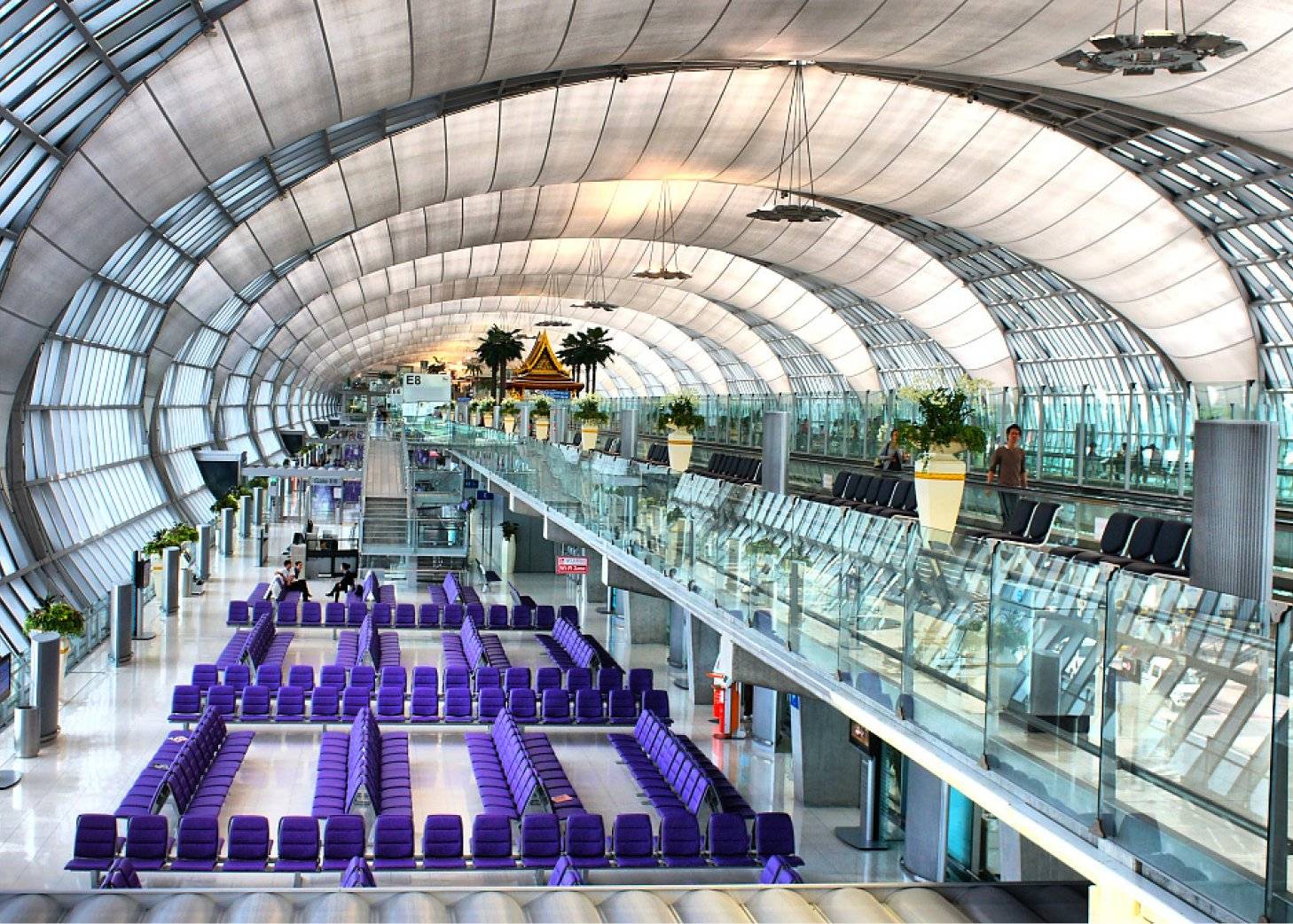 Табло аэропорта суварнабхуми (бангкок), авиабилеты онлайн