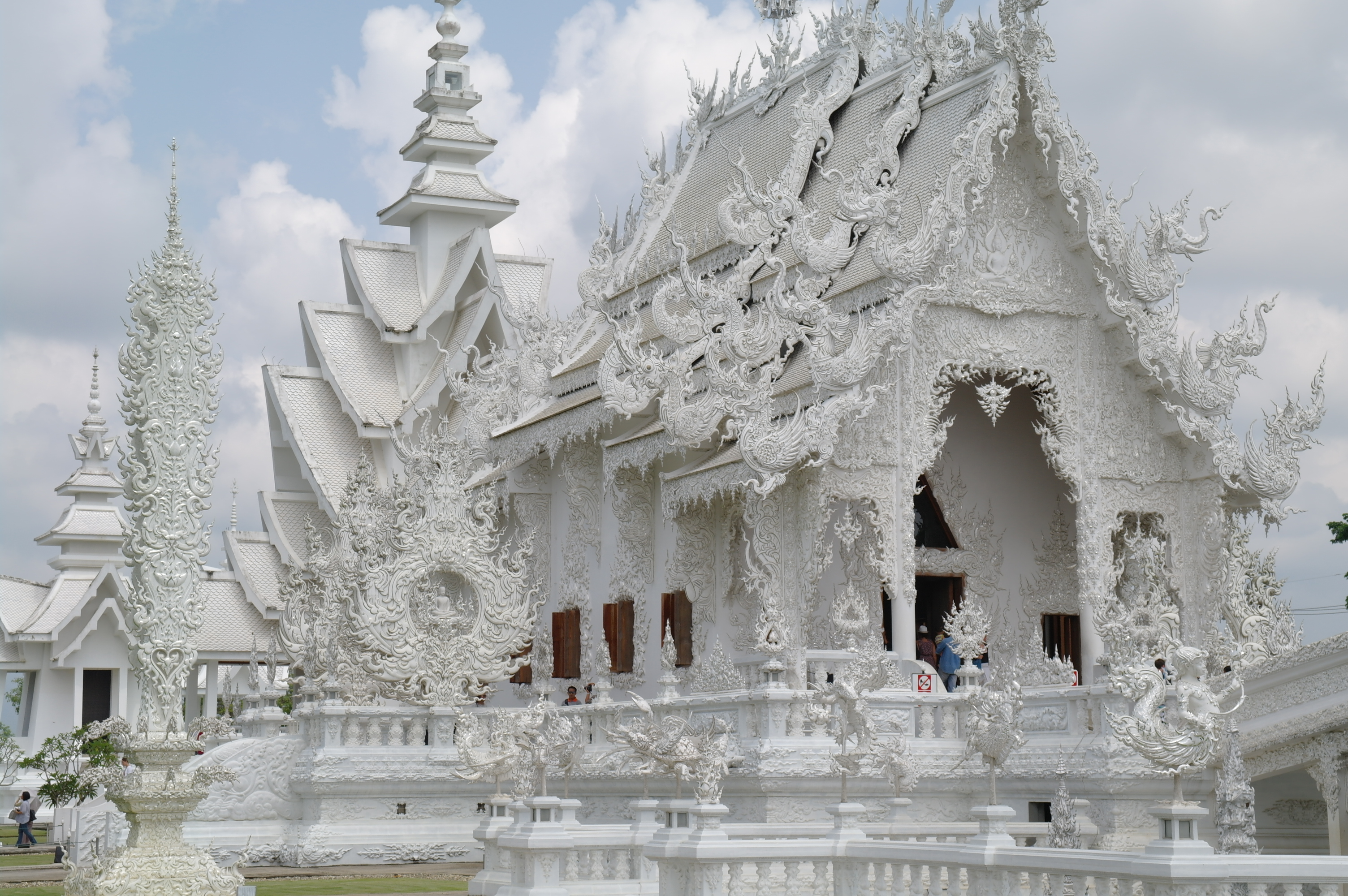 Белый храм в тайланде — время, застывшее в камне.