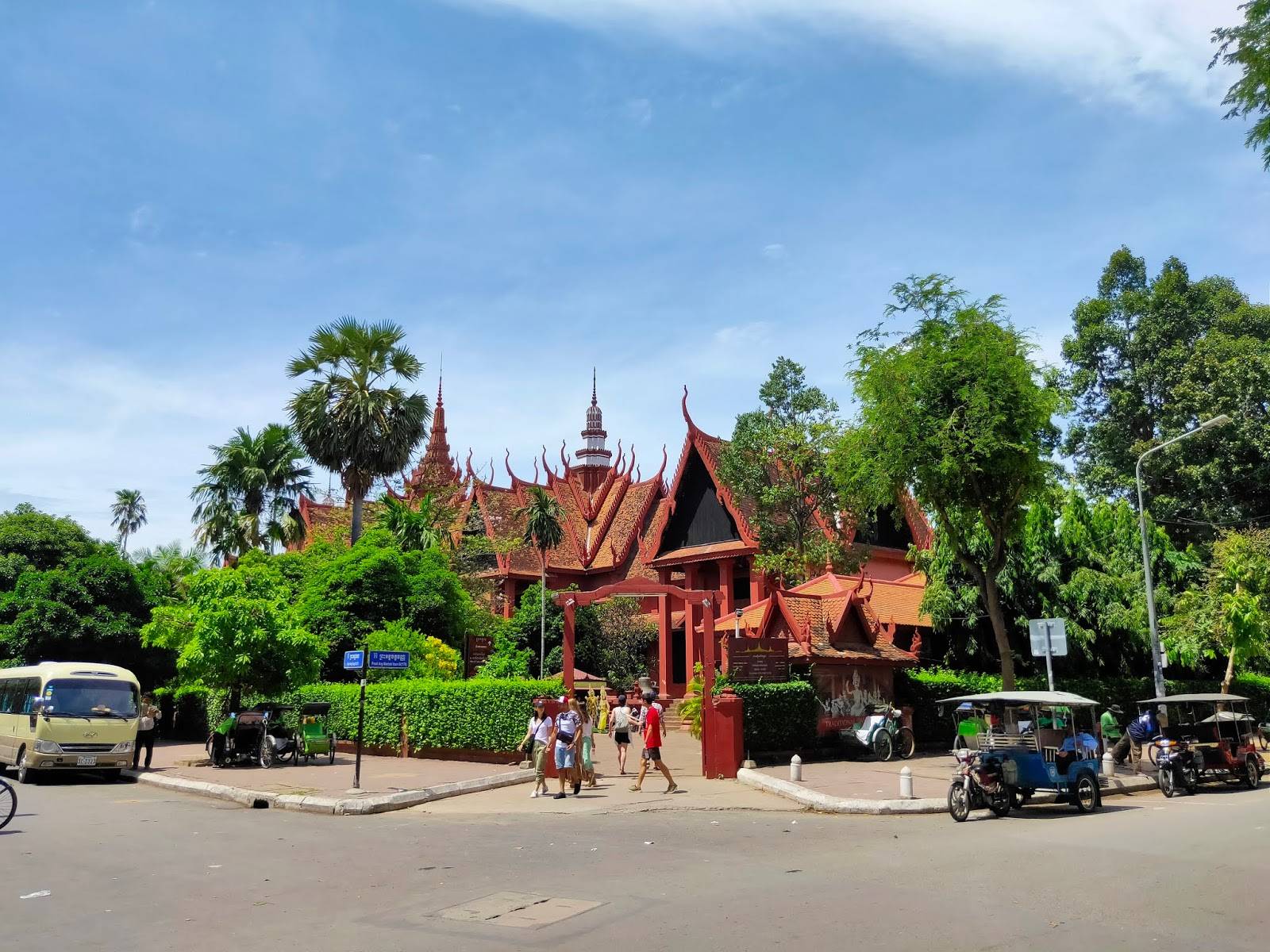 Phnom penh travel cost - average price of a vacation to phnom penh: food & meal budget, daily & weekly expenses | budgetyourtrip.com