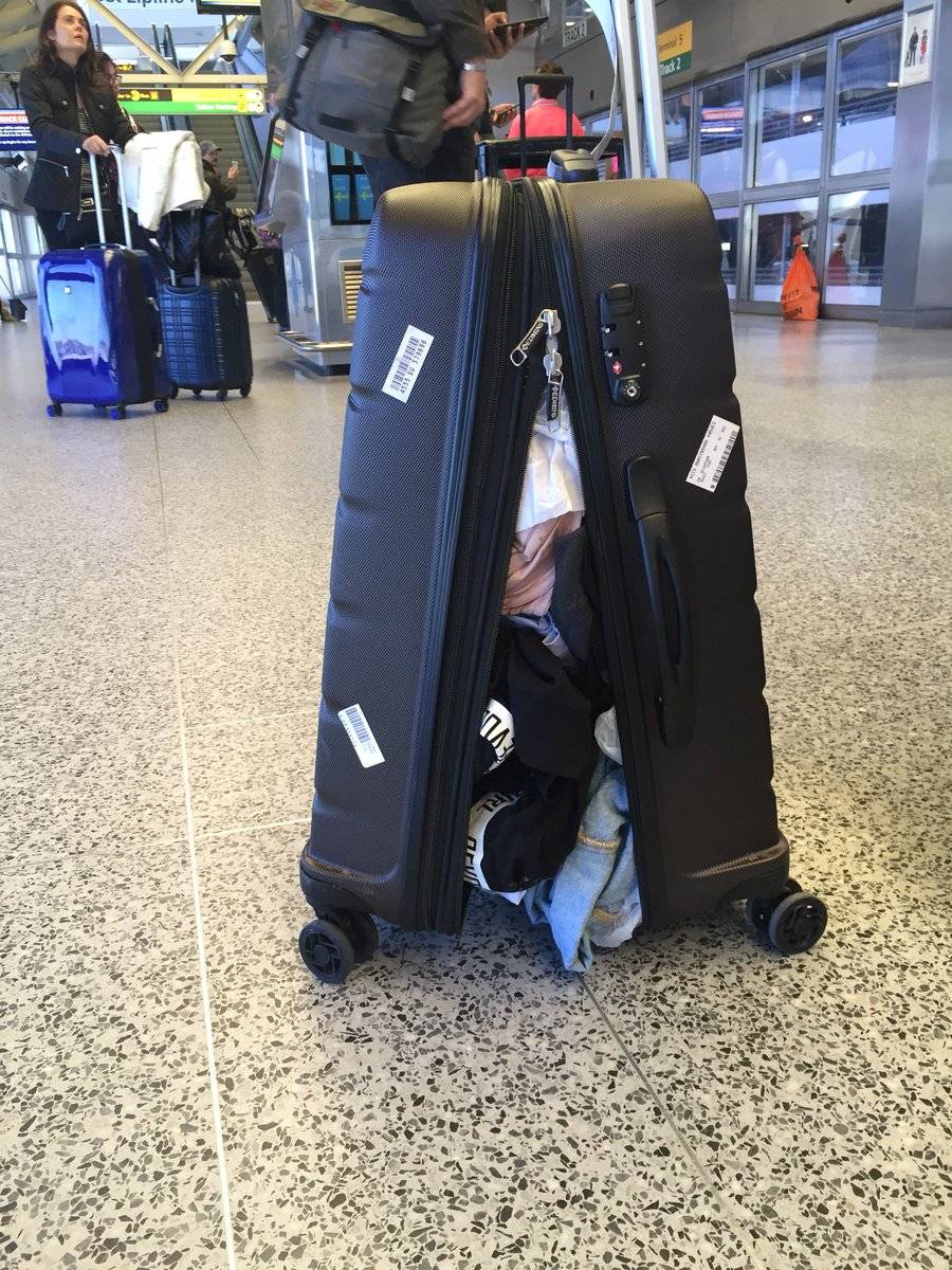 Сломали или разбили чемодан в аэропорту: что делать