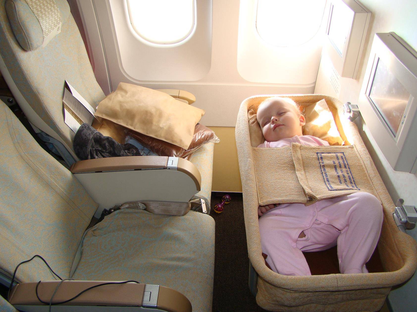 Со скольких лет дети могут летать одни на самолете и с родителями