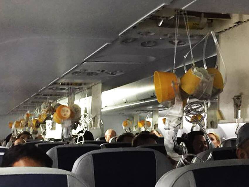 Разгерметизация самолета: что происходит с пассажирами? :: syl.ru
