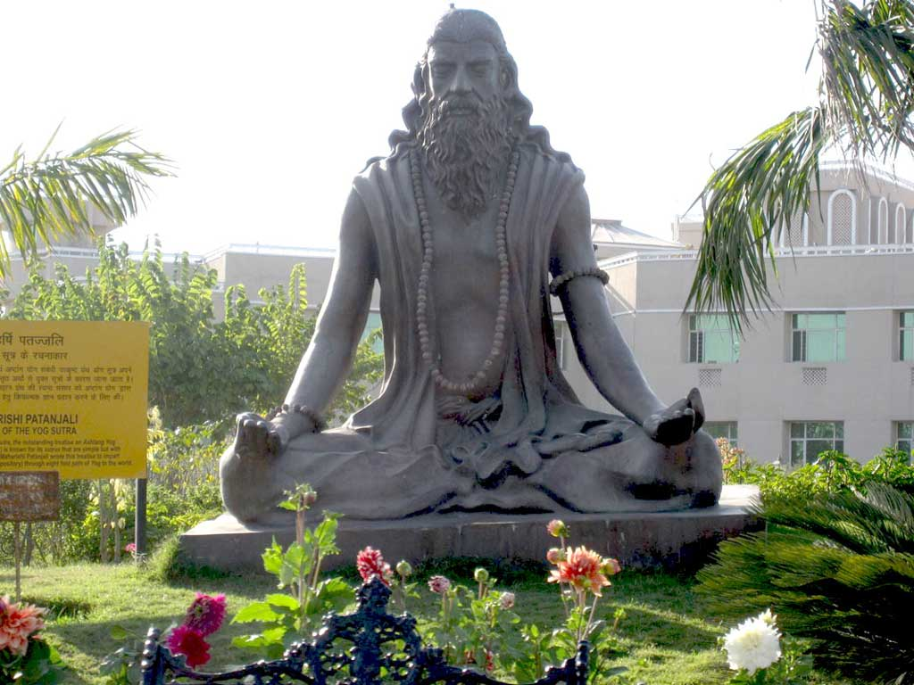 Йога основатель. Статуя Патанджали в Индии. Мудрец Патанджали. Йога Патанджали. Патанджали основатель йоги.