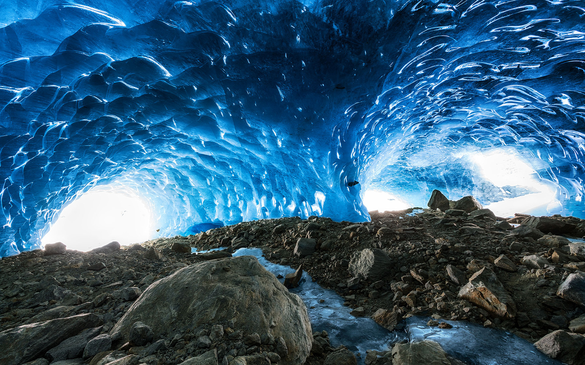Самые завораживающие ледовые пещеры: топ-10