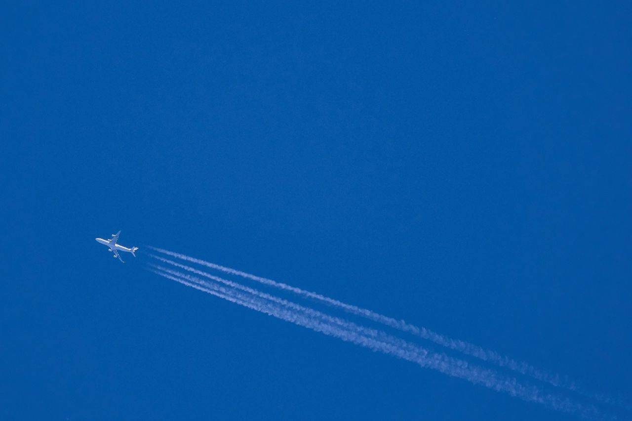 Что и зачем распыляют самолеты в небе: почему люди верят в химтрейлы