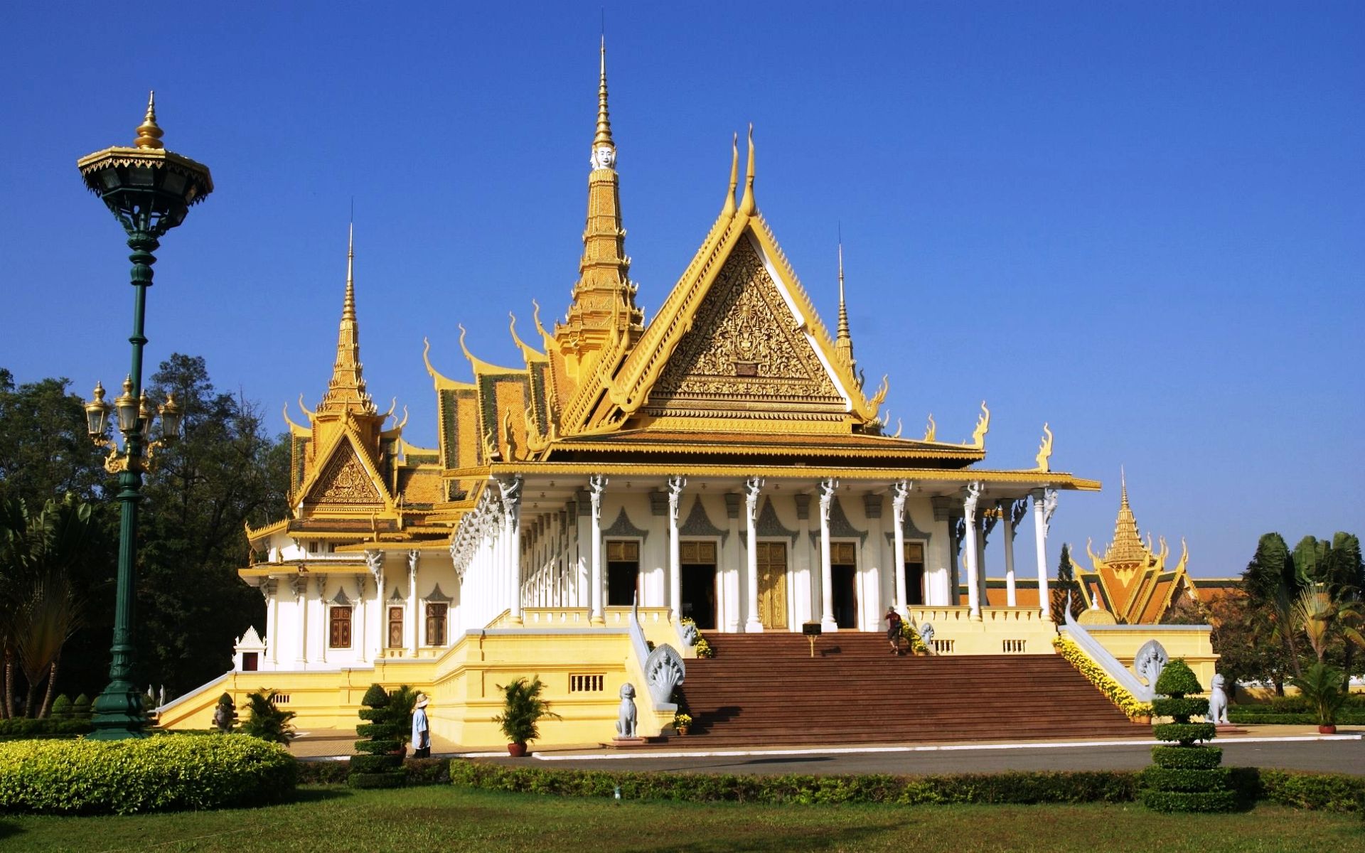 Пномпень. Королевский дворец в Пномпене. Королевский дворец в Пномпене Пномпень. Королевский дворец Камбоджа. Здание королевского дворца в Пномпене.