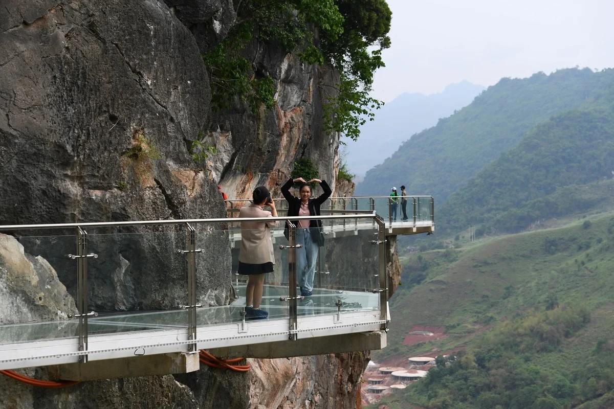 Долгая прогулка над бездной: самый длинный в мире стеклянный мост построен над ущельем вьетнама