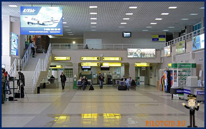 Аэропорт сургута табло вылета на сегодня. Аэропорт Сургут. Международный аэропорт в городе Сургут. Аэропорт Сургут внутри. Аэропорт Сургут зал прилета.