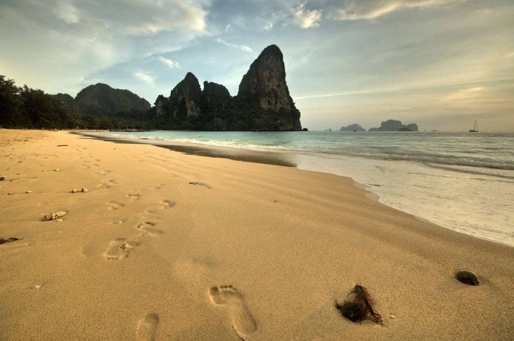 Где в таиланде пляжи с белым песком?