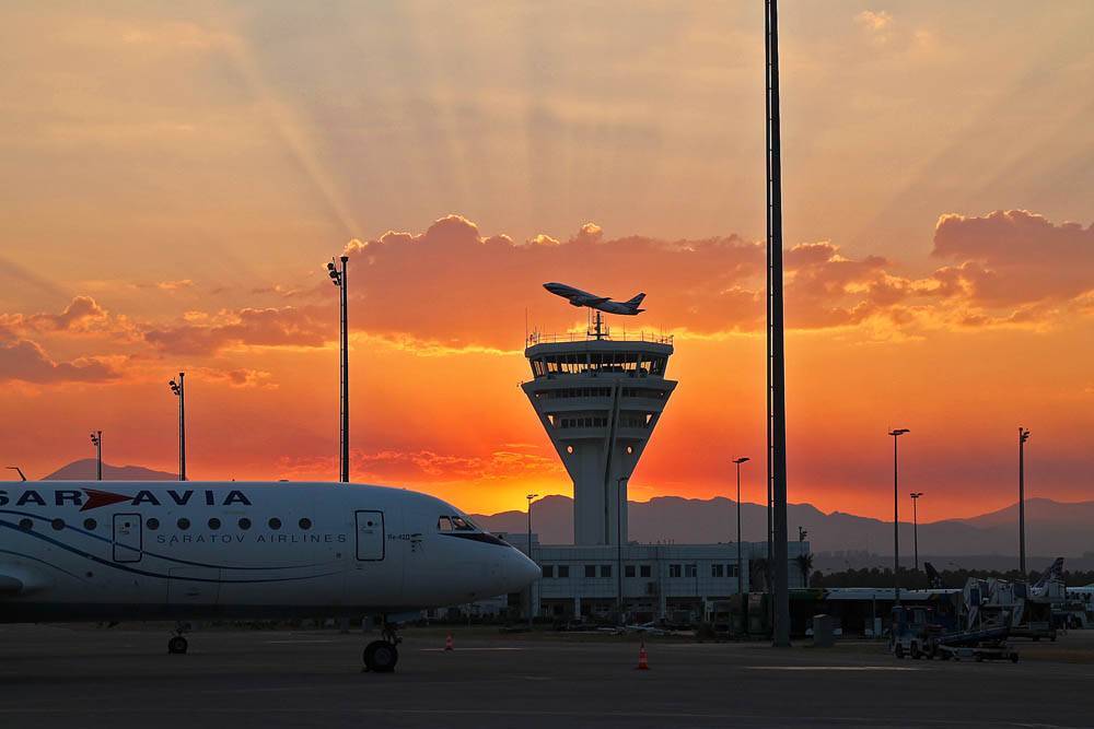 Ayt airport. Аэропорт Анталья Турция. Аэропорт в Анталии Турция. Аэропорт в Анталии Турция фото. Анталья аэропорт самолет.