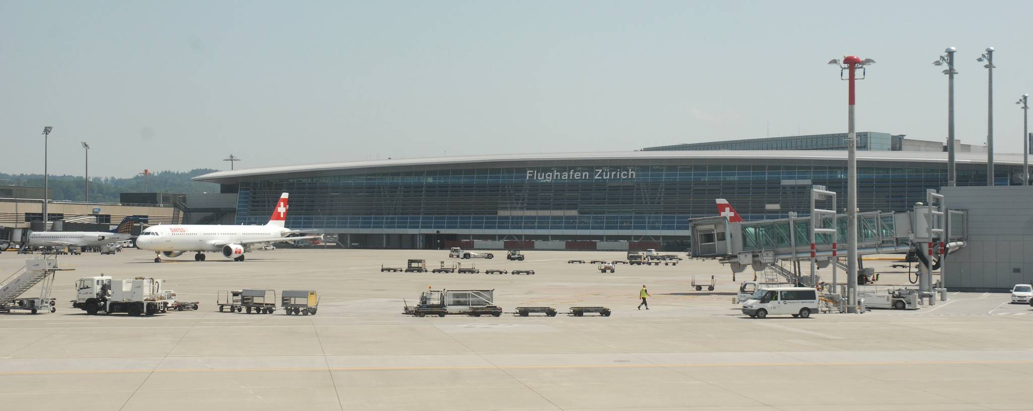 Какой транспорт курсирует между аэропортом и центром цюриха?