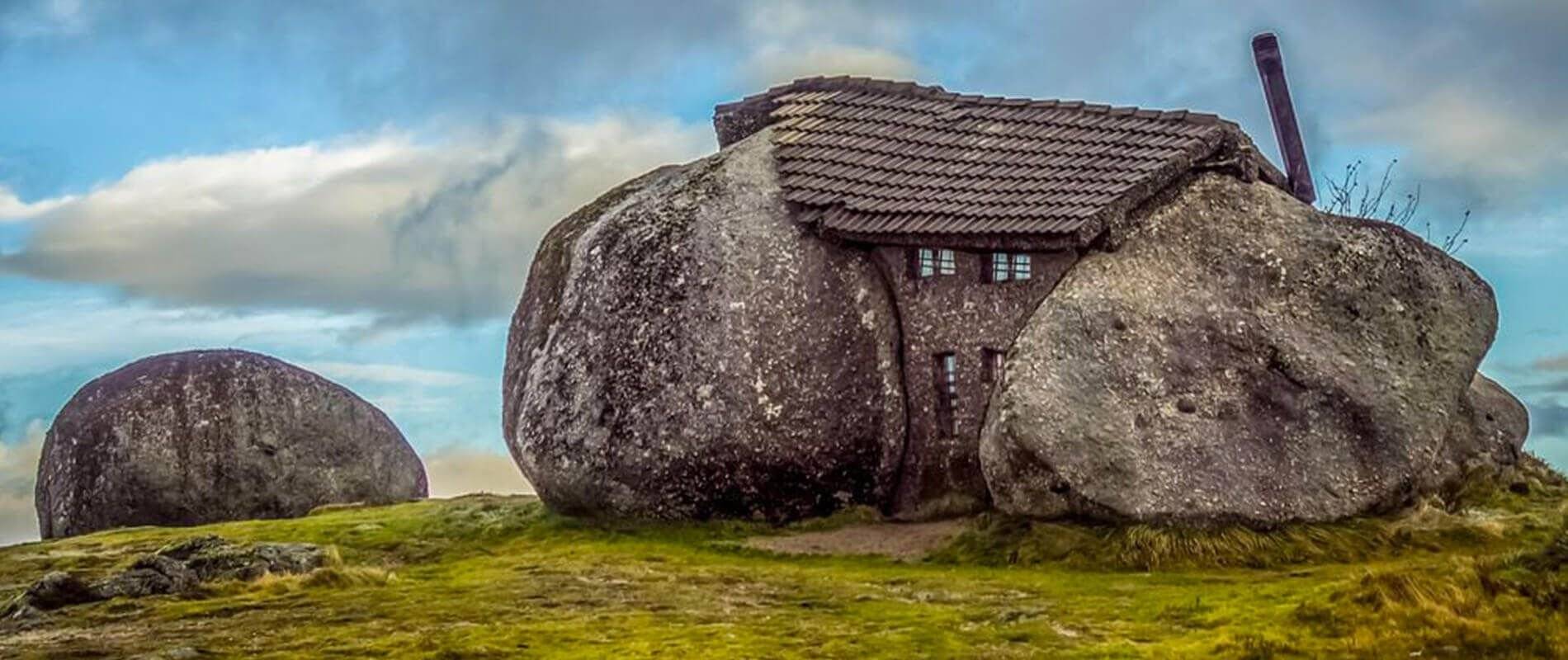 В португалии, в 1973 построен удивительный дом. дом построен между огромными камнями, которые заменяют ему стены.