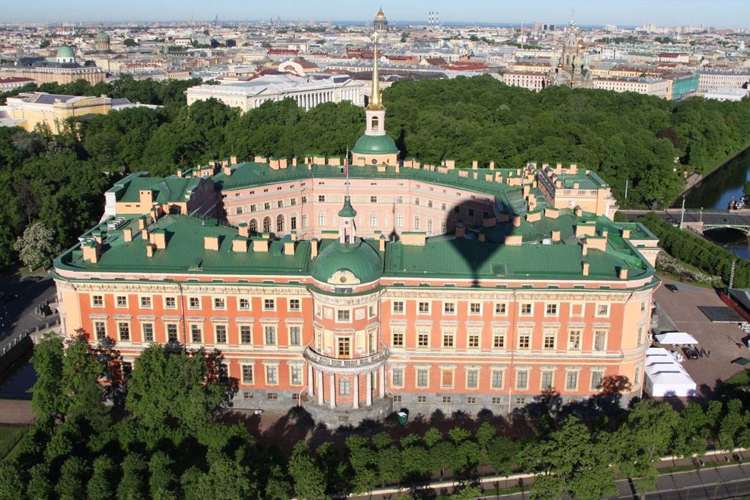 Михайловский или инженерный замок в санкт-петербурге