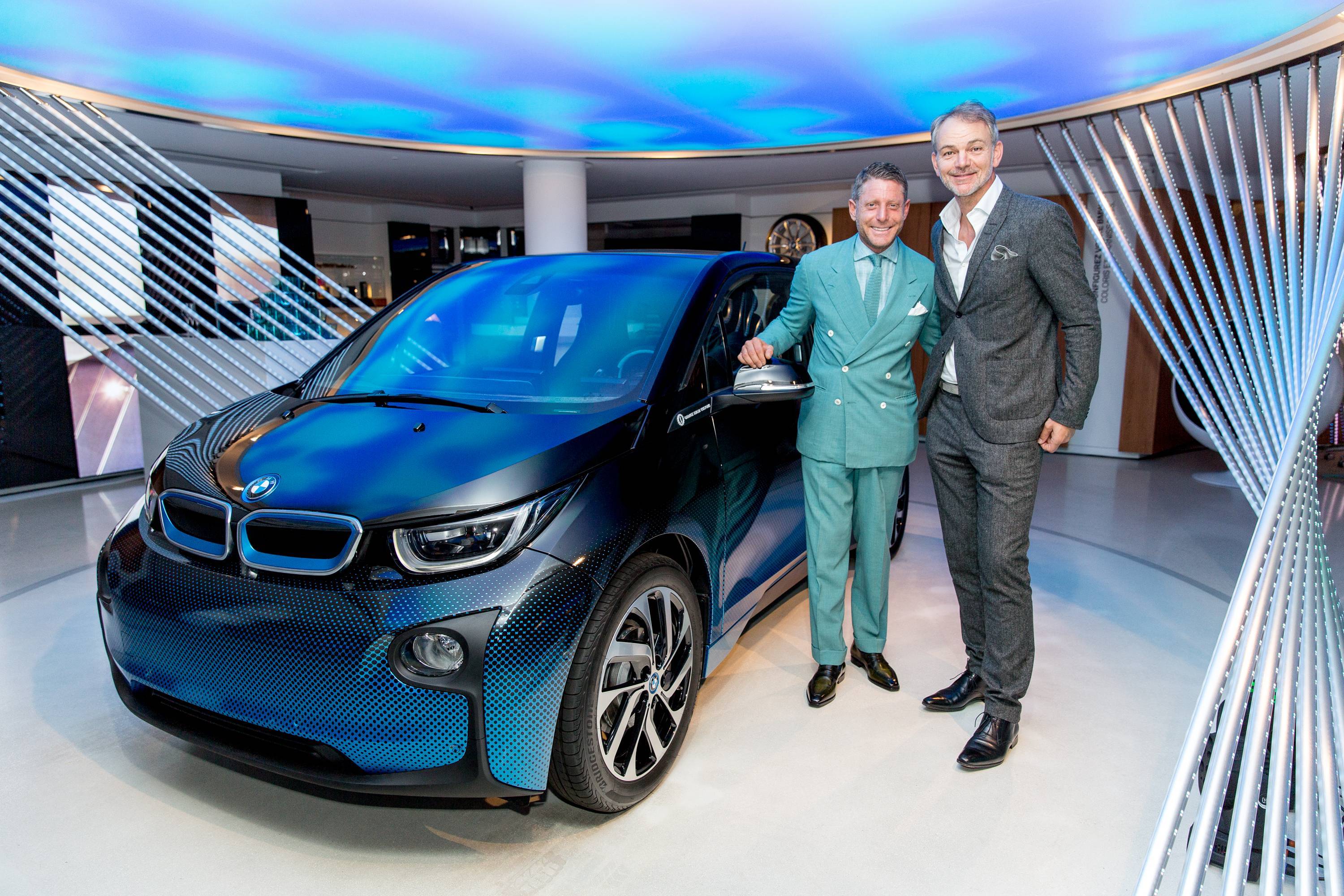 Автомобили 1 8. BMW i8 i3. BMW i8 Crossfade. BMW i3 с человеком. Первый автомобиль марки БМВ i4.