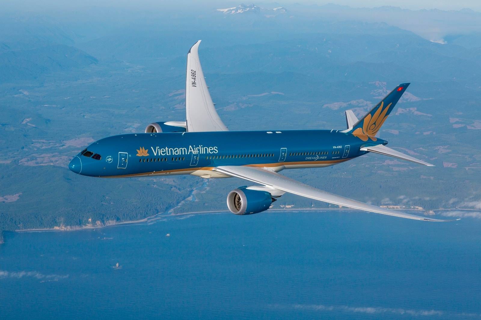 Есть прямые рейсы во вьетнам. Вьетнам Эйрлайнс. Vietnam Airlines 777-200er. Самолет вьетнамских авиалиний. Вьетнам Эйрлайнс значок.