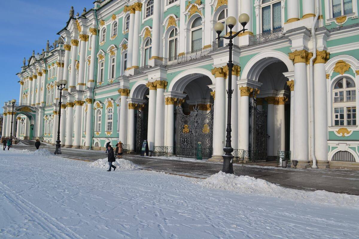 Эрмитаж какой. Эрмитаж зимний дворец арки. Дворцовая площадь зимний дворец арка. Ворота Эрмитажа. Зимний дворец с Дворцовой ворота.