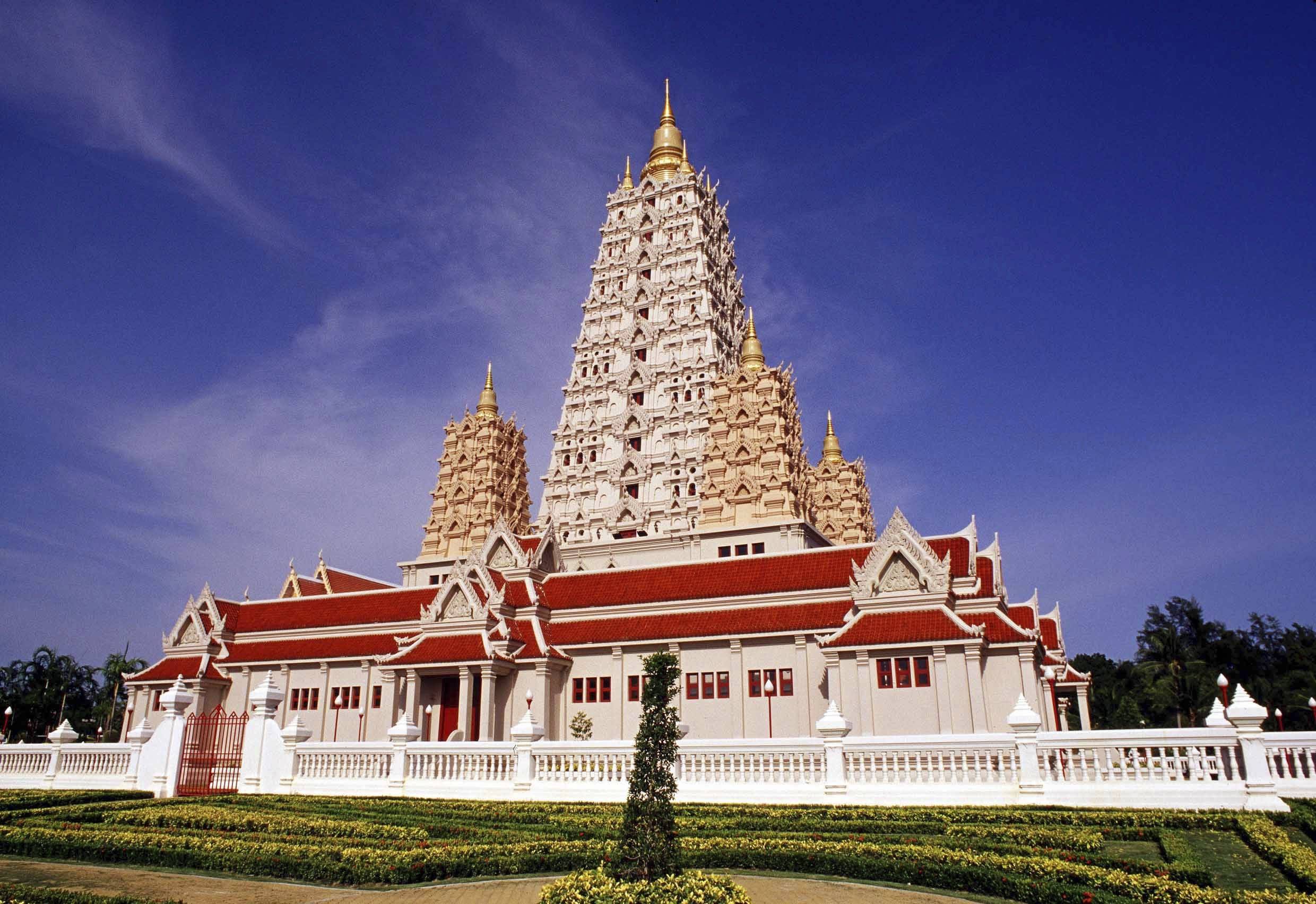 Белый храм в чианг рае – сплетение искусства и религии