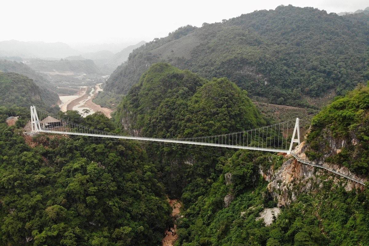 Во вьетнаме открыт самый длинный в мире мост со стеклянным полом
во вьетнаме открыт самый длинный в мире мост со стеклянным полом
