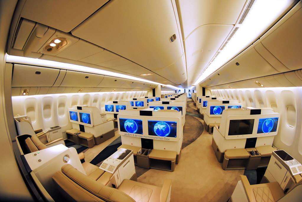 Boeing 777 вместимость. Салон самолета Боинг 777. Боинг 777 изнутри. Боинг 747 салон. Боинг 777 300 er вместимость пассажиров.