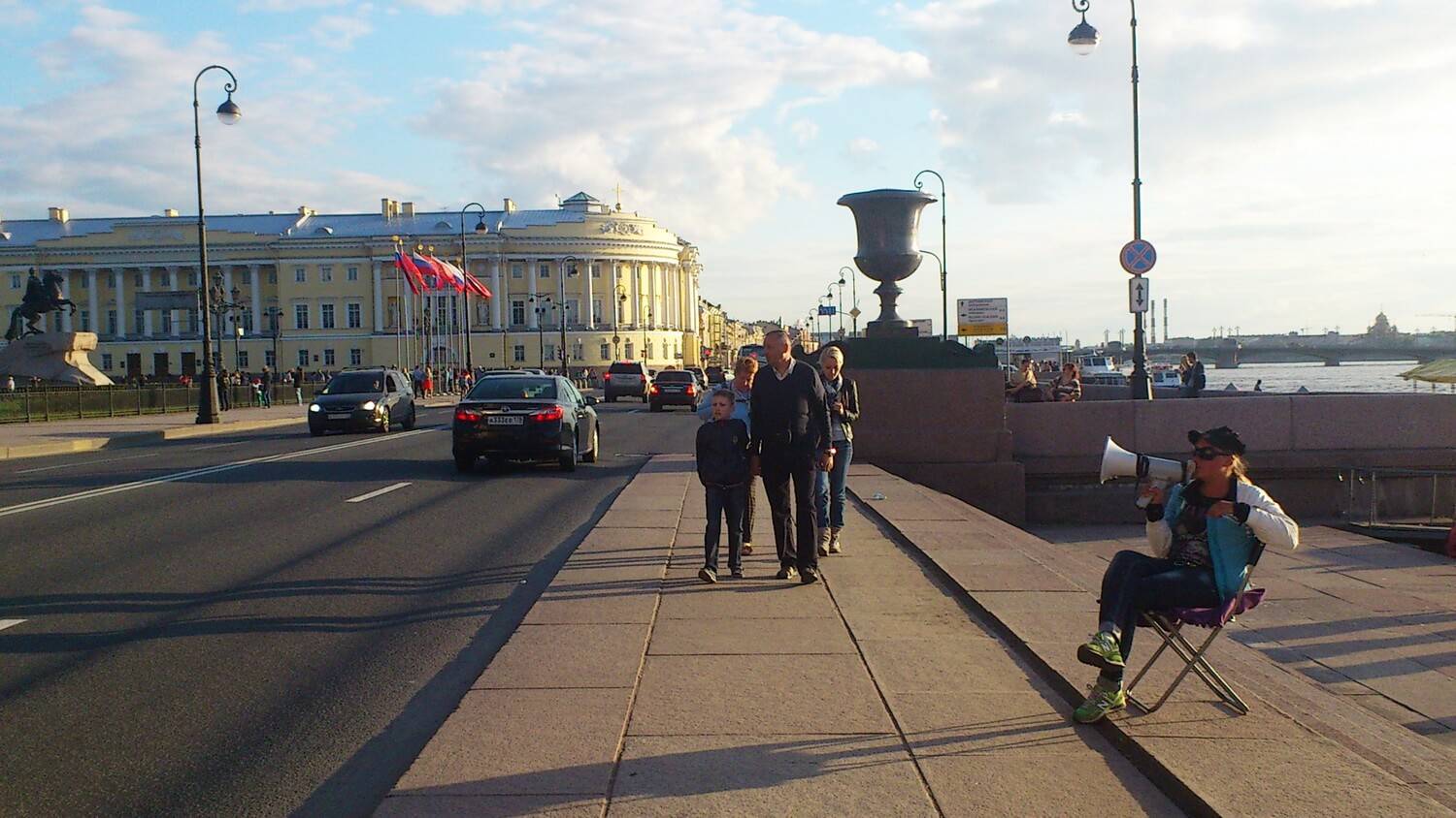 Ласточка до петергофа из санкт петербурга. Адмиралтейская набережная 10 причал. Адмиралтейская набережная 2 причал Нижнего парка. Санкт-Петербург Адмиралтейская набережная Петергоф экспресс. Причал на Адмиралтейской набережной, д. 10.