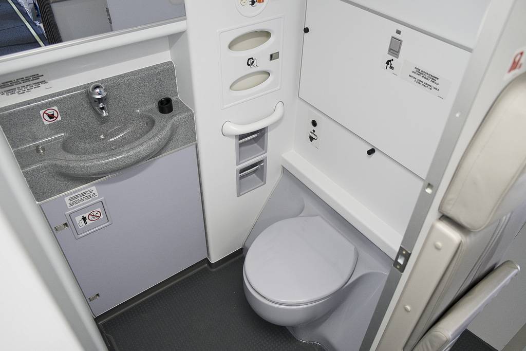 Все, что нужно знать о туалетах в самолетах - на biletik.ru