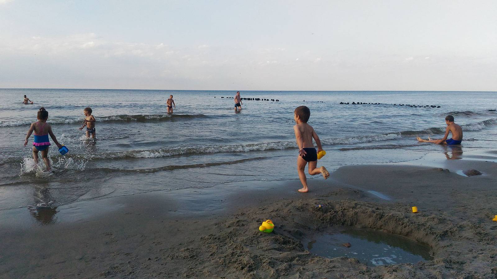 Температура воды в балтийском море зеленоградск. Дети купаются в море. Купание в Балтийском море. В Балтийском море купаются. Летом на Балтийском море.