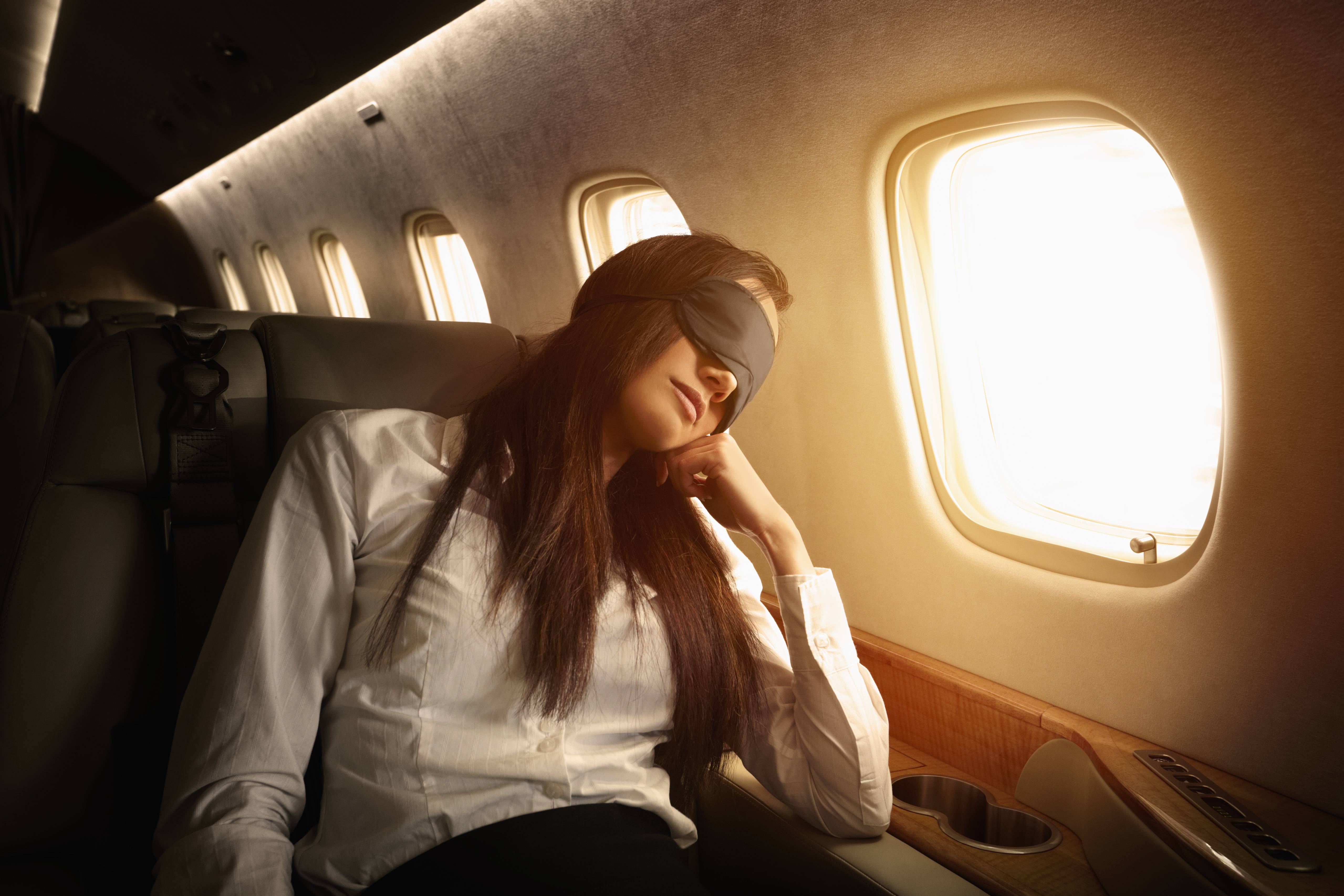 Страх полета на самолете. Девушка в самолете. Сижу в самолете. Девушка на борту частного самолета.