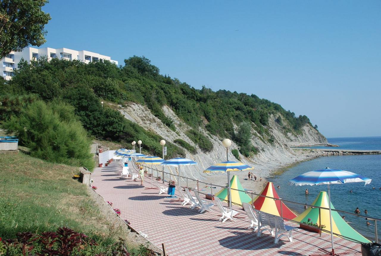 Где недорого отдохнуть на море: российские и зарубежные бюджетные курорты