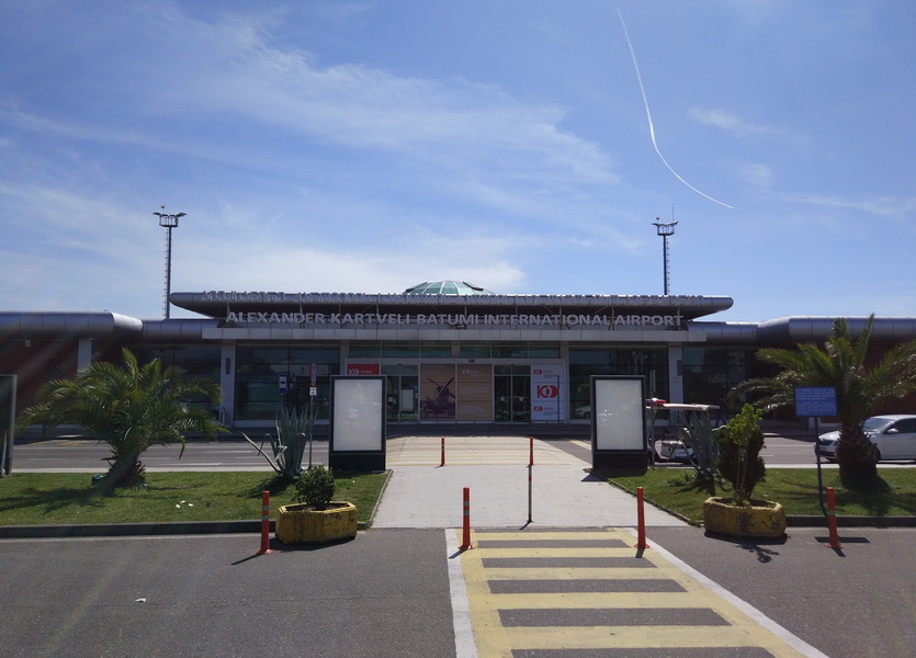 Аэропорт батуми вылет. Международный аэропорт Батуми. Аэропорт Грузии Батуми. Поти аэродром аэропорт.