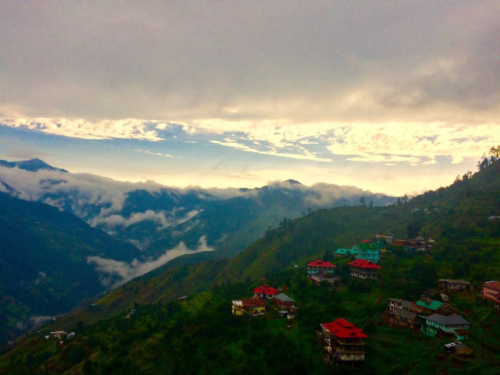 Предгорья гималаев. Гималаи Шимла. Гора Шимла Гималаи. Вид на Гималаи из Шимлы. Шимла Индия дорога.