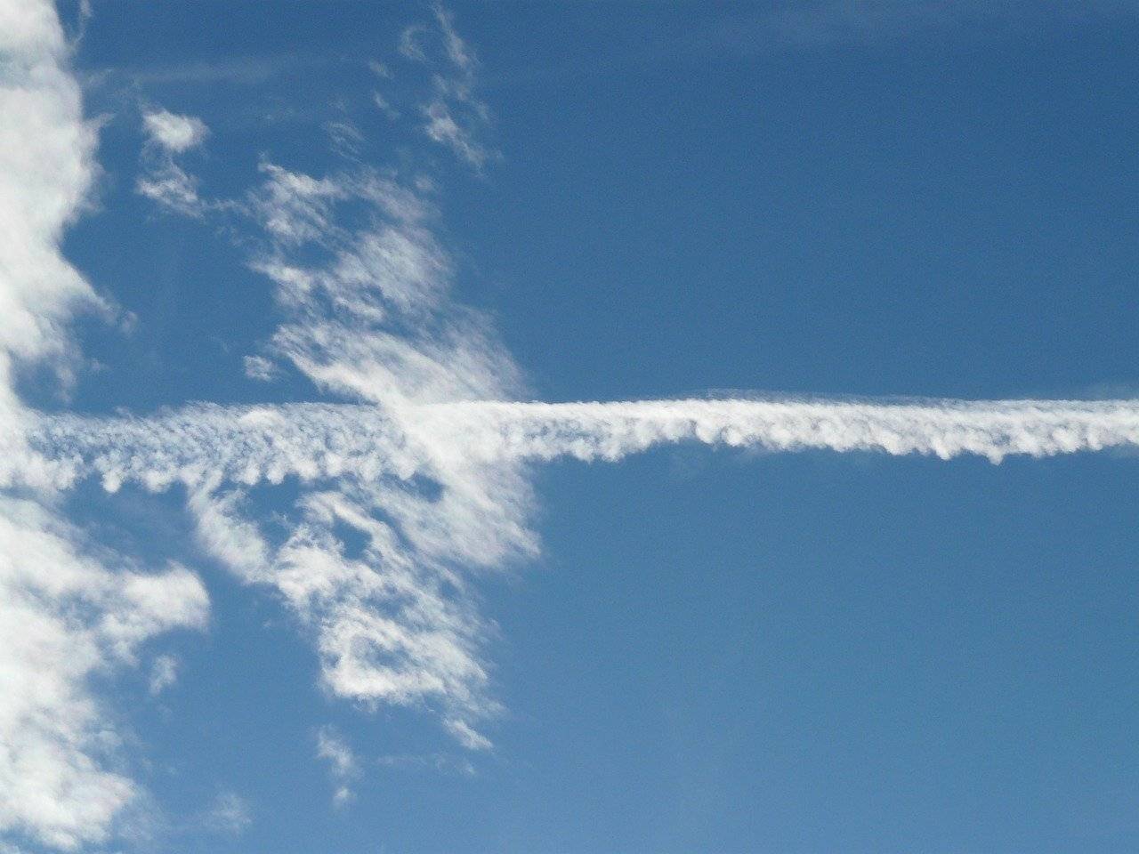 Почему самолет оставляет белый след на небе