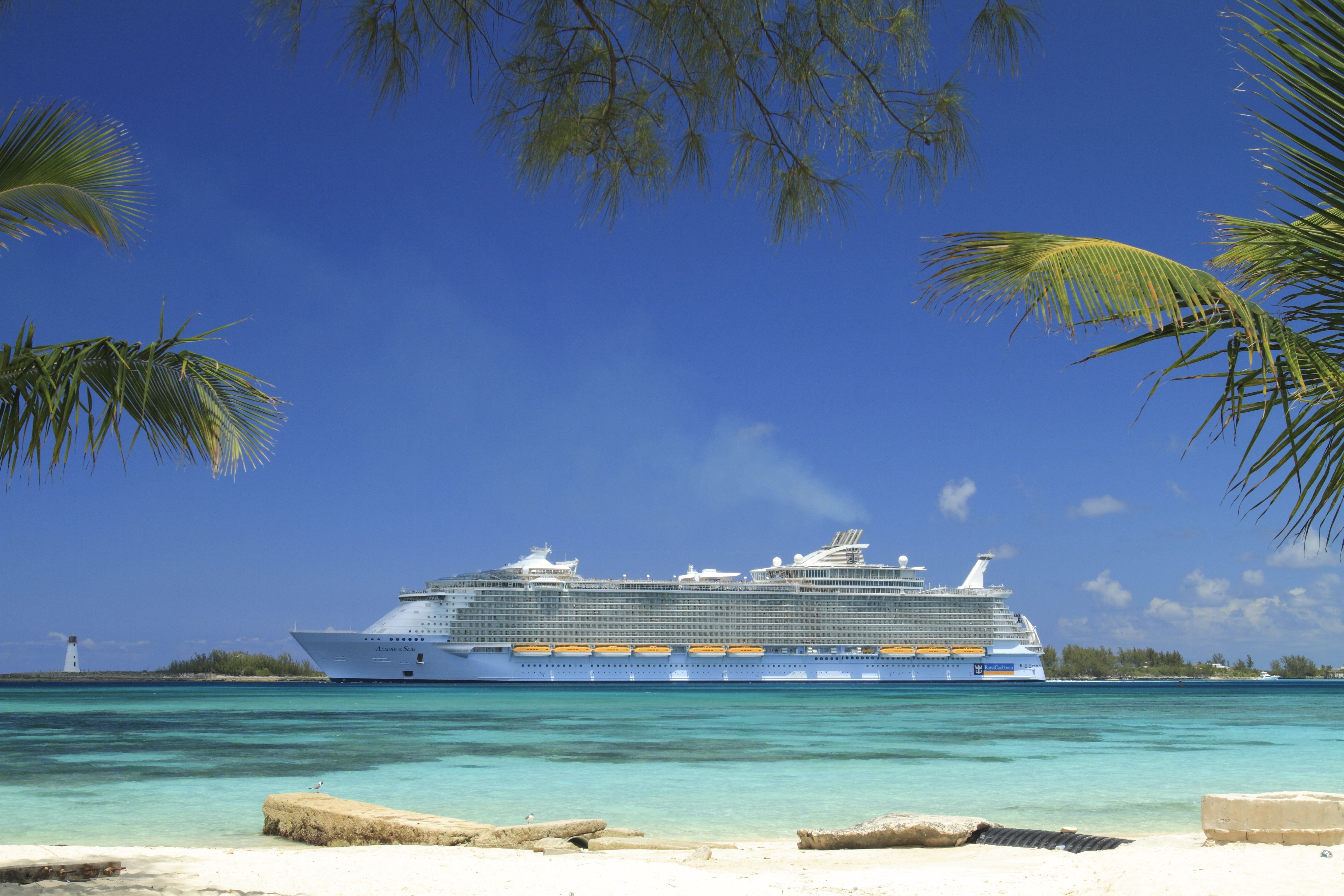 Карибские острова путешествия. Круизный лайнер Карибское море. Круизный лайнер Карибский бассейн. Круизы в Карибском бассейне лайнер. Круиз Майами Багамские острова.